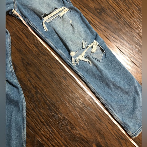 Hollister size 26 Ultra High Rise Vintage straight Distressed Medium Wash Jeans - Picture 6 of 6
